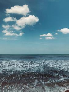 Blick auf den Ozean mit Wolken im Himmel in der Unterkunft Flexi Lodge in Negombo
