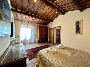 a bedroom with a bed with two towels on it at Agriturismo Vinci in Gaiole in Chianti