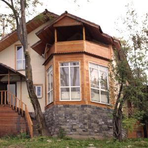 una casa con una gran ventana en el lateral en Panorama Hills en Almaty