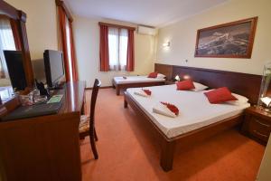 布德瓦的住宿－Dolce Vita，酒店客房设有两张床和电视。
