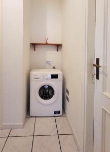 a washer and dryer in a small room at Casa Vacanze Lidia in Viterbo