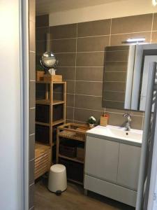 Kúpeľňa v ubytovaní Appartement T3 proche de la mer + 3 fotografie