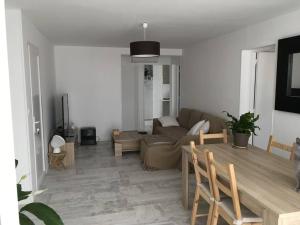 Televízia a/alebo spoločenská miestnosť v ubytovaní Appartement T3 proche de la mer