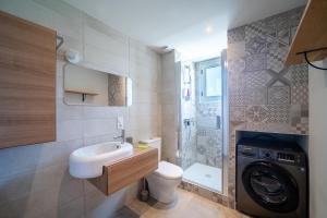 Kúpeľňa v ubytovaní Le Duplex de Monique - Beau Duplex proche plage + 8 fotografií