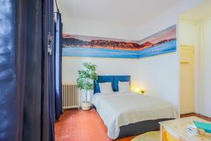 a bedroom with a bed and a painting on the ceiling at #1 Toulon CENTRE AU CALME, LUMINEUX, STATIONNEMENT FACILE in Toulon