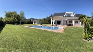 una casa con piscina en un patio en Villa LA PERLA con piscina privada, en Parbayón