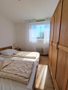 1 dormitorio con 2 camas y ventana grande en Ferienpark M01-008 Ferienpark, en Heiligenhafen