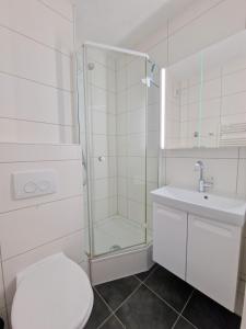 y baño con ducha, aseo y lavamanos. en Ferienpark M01-008 Ferienpark, en Heiligenhafen