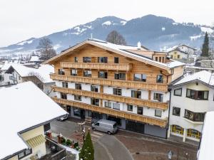 een gebouw waar een auto voor geparkeerd staat bij Apartments Austria in Söll