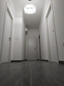 een lege kamer met witte muren en witte deuren bij Le camere......di via Vanoni in Termoli