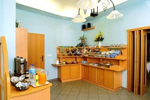 Reštaurácia alebo iné gastronomické zariadenie v ubytovaní Hotel Rajsky