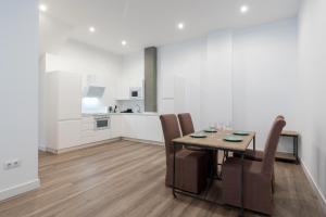 a kitchen and dining room with a table and chairs at Holi-Rent AT Erillas in Camas +60 photos