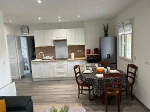 a kitchen and dining room with a table and chairs at House with terrace près de l'Aéroport RoissyCDG - Tour Eiffel - Champs Elysée - Paris - Aéroville centre commercial - Parc Astérix - Disneyland Paris - Mer de sable - Châteaux de Chantilly et Ecouen - Parc des expositions Villepinte - Le Bourget in Le Thillay