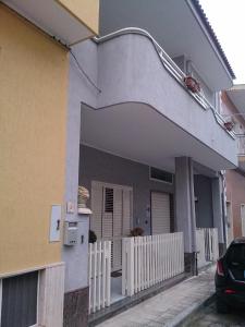 een huis met een wit hek ervoor bij Casa Giada in Porto Cesareo