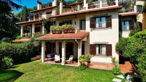 a large house with a garden in front of it at B&B Casale dell'Insugherata in Rome