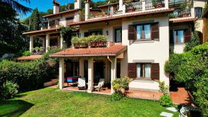 Una casa grande con un jardín enfrente. en B&B Casale dell'Insugherata, en Roma