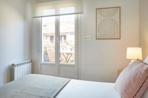 A bed or beds in a room at Mirakruz Terrace by FeelFree Rentals