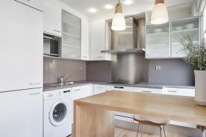 A kitchen or kitchenette at Mirakruz Terrace by FeelFree Rentals