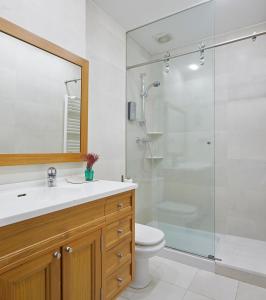 A bathroom at Mirakruz Terrace by FeelFree Rentals