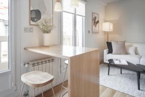 A bed or beds in a room at Mirakruz Terrace by FeelFree Rentals