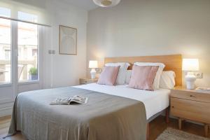 A bed or beds in a room at Mirakruz Terrace by FeelFree Rentals