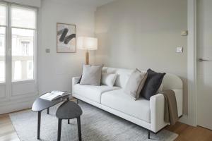 A seating area at Mirakruz Terrace by FeelFree Rentals