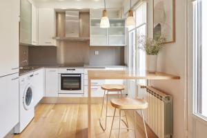A kitchen or kitchenette at Mirakruz Terrace by FeelFree Rentals Még 12 kép
