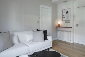 A seating area at Mirakruz Terrace by FeelFree Rentals