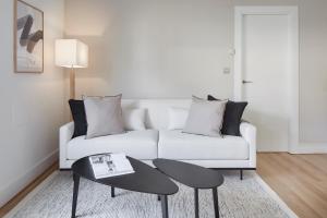 A seating area at Mirakruz Terrace by FeelFree Rentals