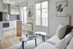 A kitchen or kitchenette at Mirakruz Terrace by FeelFree Rentals