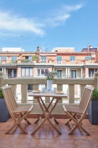 - Balcón con mesa de madera y 2 sillas en Mirakruz Terrace by FeelFree Rentals, en San Sebastián