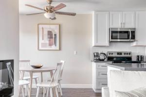 Η κουζίνα ή μικρή κουζίνα στο Encino 1br w wd pool gym nr Ventura Blvd LAX-948