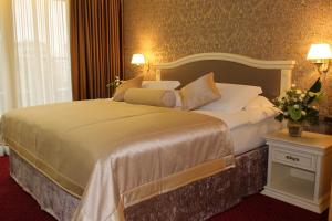 Postel nebo postele na pokoji v ubytování Grand Hotel & Spa Tirana