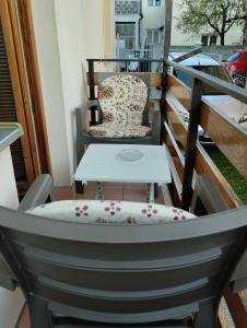 een tafel en 2 stoelen op een balkon bij Sejmen in Sarajevo