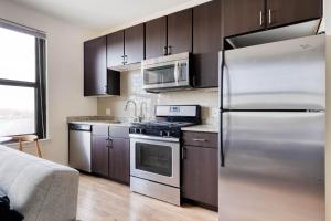 Кухня или мини-кухня в Somerville studio w wd gym roof nr T BOS-373A
 +5 фотографий