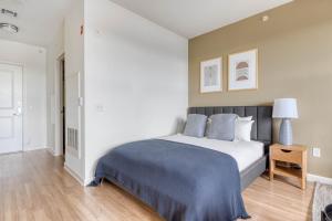 Кровать или кровати в номере Somerville studio w wd gym roof nr T BOS-373A