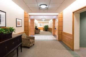 un pasillo de un hospital con sala de espera en Somerville 1br w wd in building nr Harvard MIT BOS-762, en Cambridge