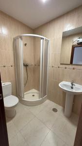 Un baño con ducha, inodoro y lavabo. en APARTAMENTO el CARMEN, en Baeza