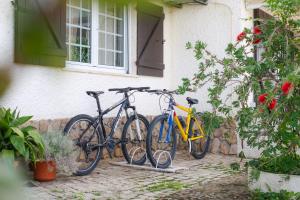 dos bicicletas estacionadas en un lado de un edificio en AmendoeirasHouse, en Abrantes