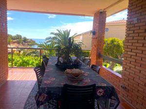 a patio with a table and chairs on a balcony at Villa Playa in L'Ametlla de Mar