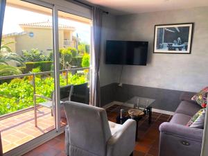 a living room with a couch and a tv at Villa Playa in L'Ametlla de Mar