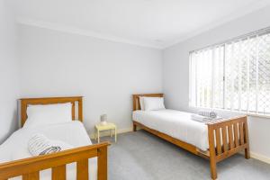 Llit o llits en una habitació de Golden Bay Beach Shack - EXECUTIVE ESCAPES