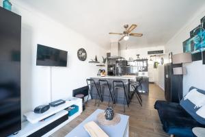 salon z kanapą i stołem w obiekcie Les Arcades - Appartement vue mer w Argelès-sur-Mer