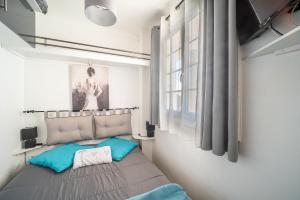 um quarto com uma cama e uma fotografia na parede em Les Arcades - Appartement vue mer em Argelès-sur-Mer
