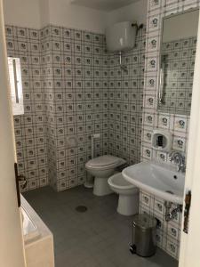 La salle de bains est pourvue de toilettes et d'un lavabo. dans l'établissement Terre dei Principi Bassiano, à Bassiano