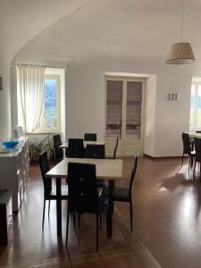 - une salle à manger avec une table et des chaises dans l'établissement Terre dei Principi Bassiano, à Bassiano