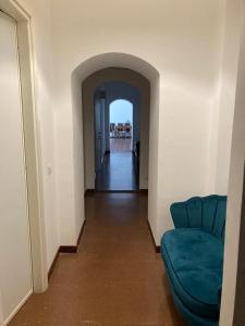- un couloir avec un canapé bleu dans l'établissement Terre dei Principi Bassiano, à Bassiano