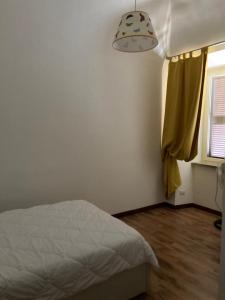 1 dormitorio con cama y cortina amarilla en Terre dei Principi Bassiano, en Bassiano