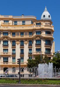 Un gran edificio con una fuente delante. en Hotel Sardinero Madrid, en Madrid