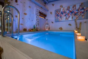 una gran piscina con iluminación azul en una habitación en Villa Splantzia - Heated pool - Garden, en La Canea